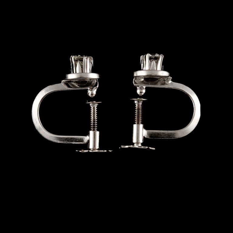 ÖRHÄNGEN, ett par, 18k vitguld med 2 briljantslipade diamanter, totalt ca 0,2 ct. Vikt 2 g.