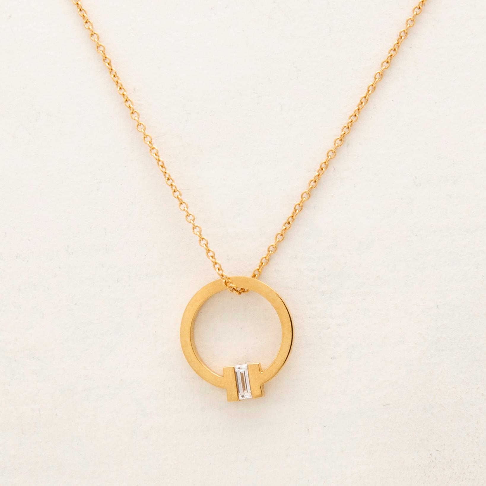 Tiffany & Co, halsband "T" 18K guld med en baguettslipad diamant.