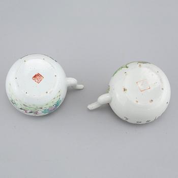Two Chinese porcelain tea pots, around the year 1900.
