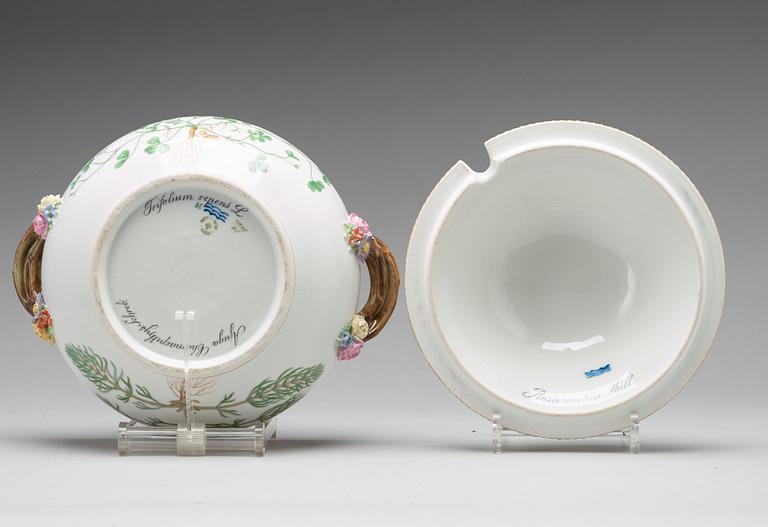 TERRIN med LOCK, porslin. "Flora Danica", Royal Copenhagen, Danmark, 1900-tal.