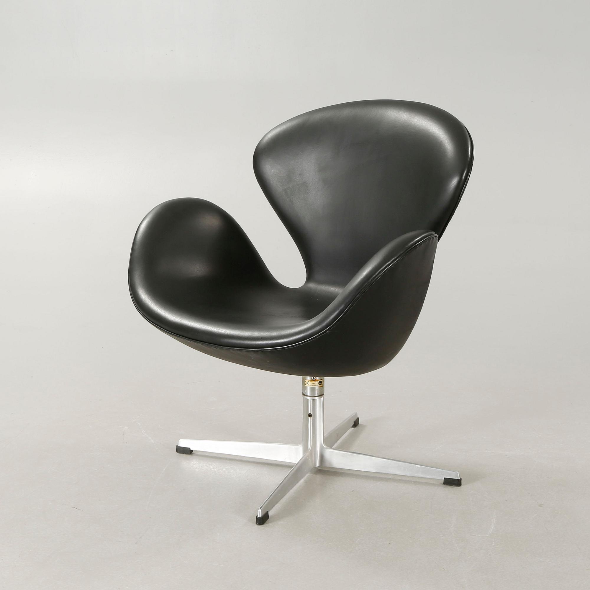 ARNE JACOBSEN, fåtölj, "Svanen", Fritz Hansen, Danmark, 1960-tal.