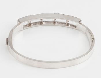 ARMRING, sterlingsilver med fasettslipad bergkristall, Wiwen Nilsson, Lund, 1943. Vikt 26,7 gram.