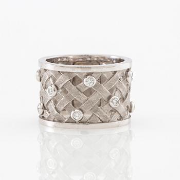 Ole Lynggaard, Ring "Flet" 18K white gold set with round brilliant-cut diamonds.