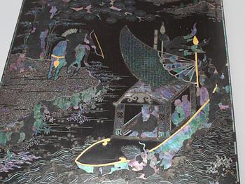 A Chinese lacquered box with cover, early 20th Century.