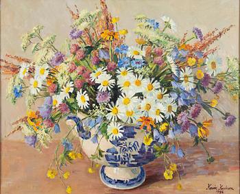 Karin Karlsson, Sommarblomster i blåvit kruka.