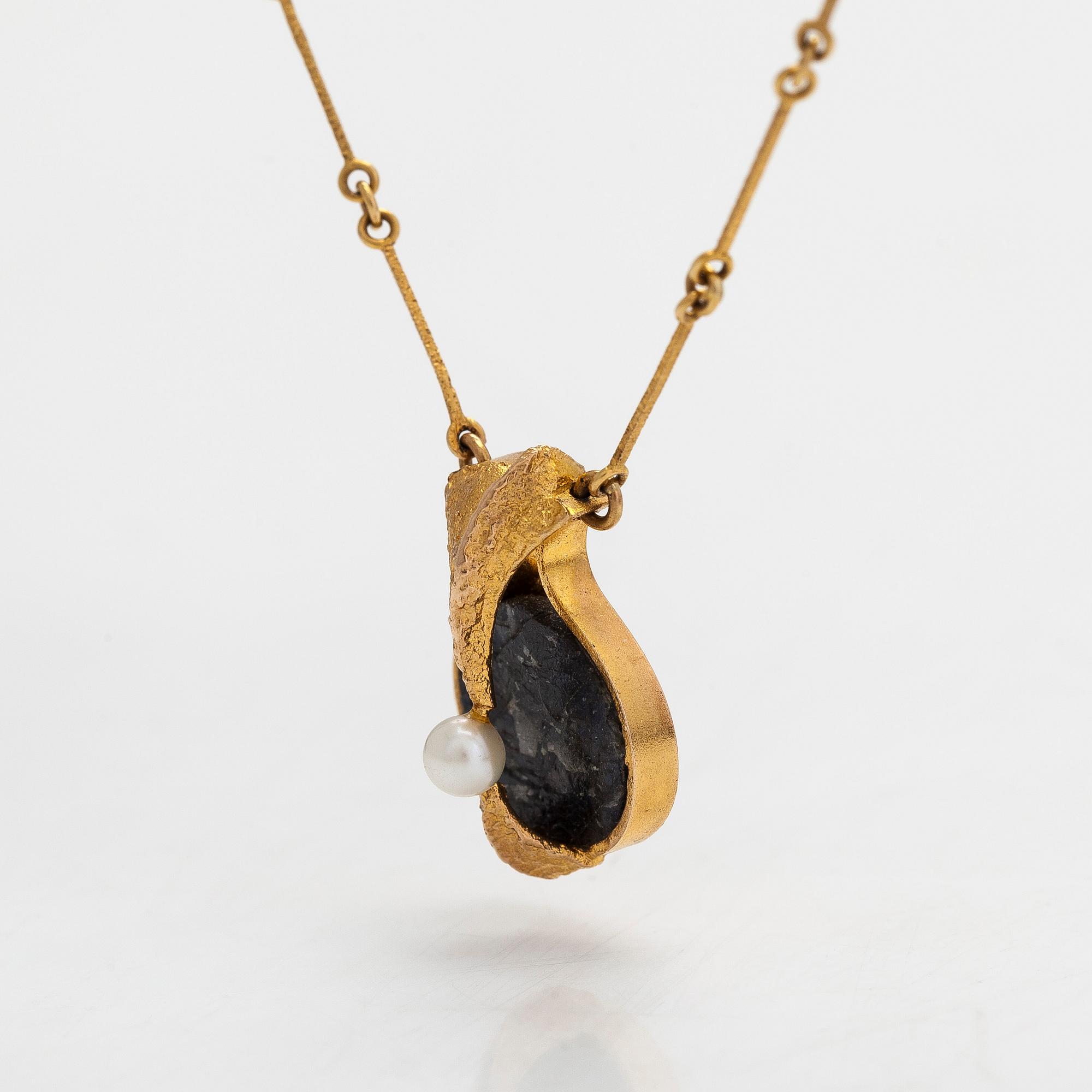 Björn Weckström, A 14K gold necklace "Pearl bridge" with a cultured pearl and a spectrolite. Lapponia 1977.