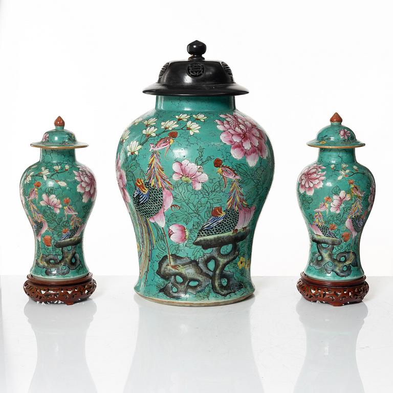 A three-piece garniture, Qing dynasty, 19th century.