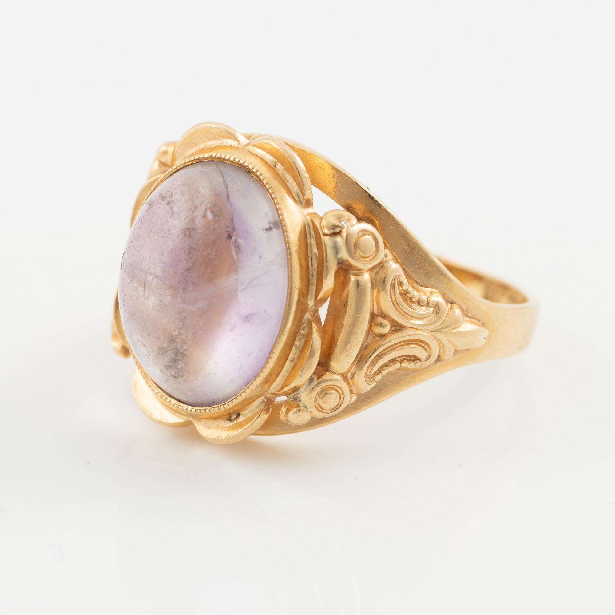 Ring, 18K gold with cabochon-cut amethyst.