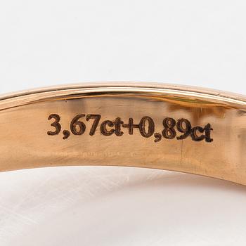 Ring, faceted peridot, diamonds, 18K gold.