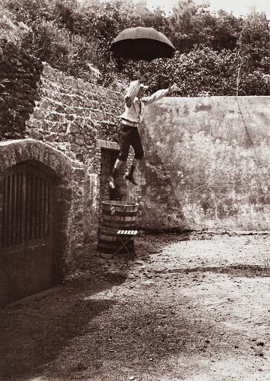 Jacques-Henri Lartigue, "Tentative de vol de Zissou, Chatelguyon", 1905.