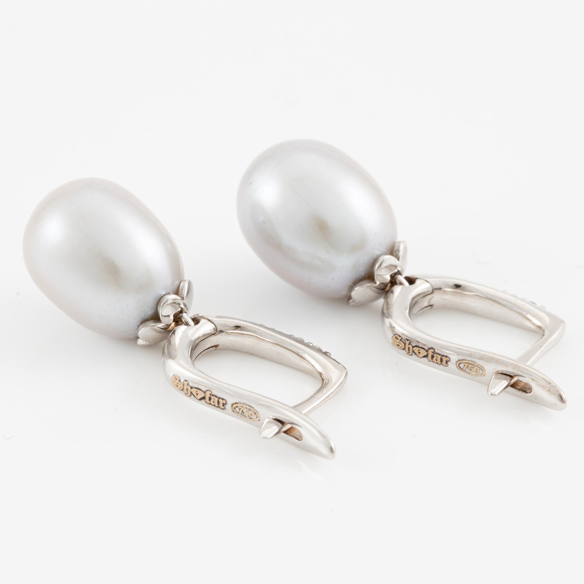 Earrings 18K white gold with cultured freshwater pearls and brilliant-cut diamonds.
