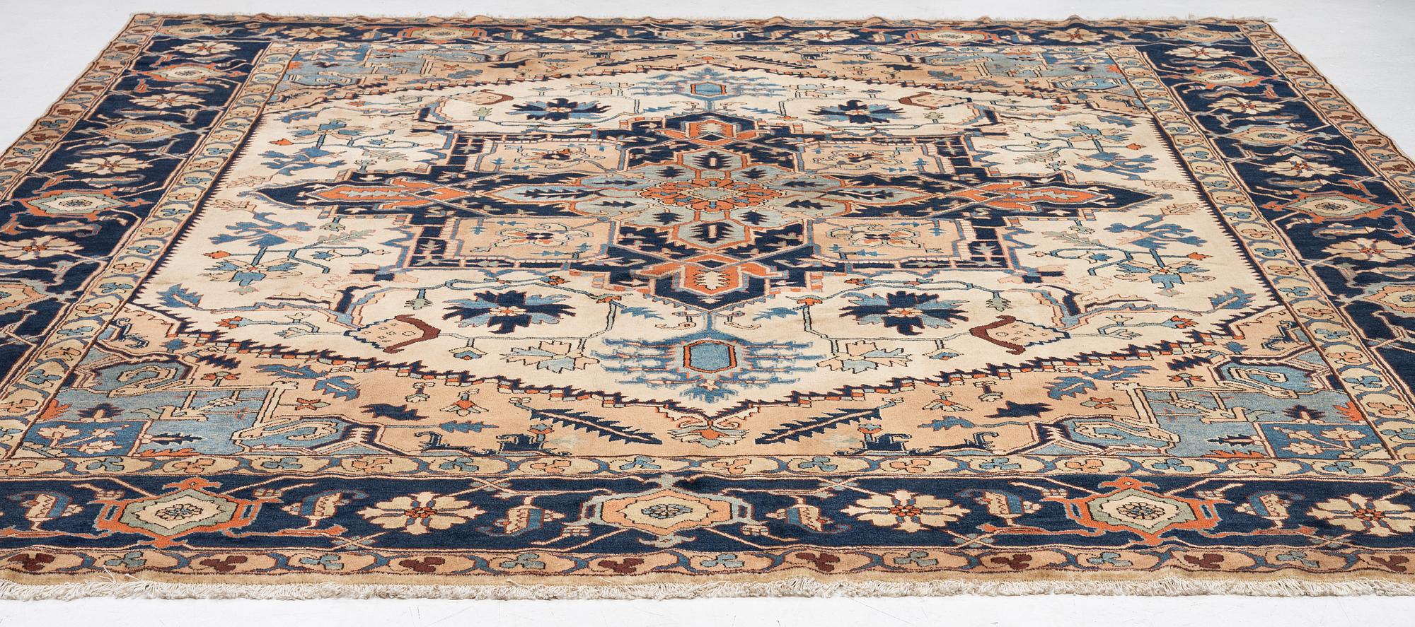 Matta Heriz, ca 365 x 350 cm.