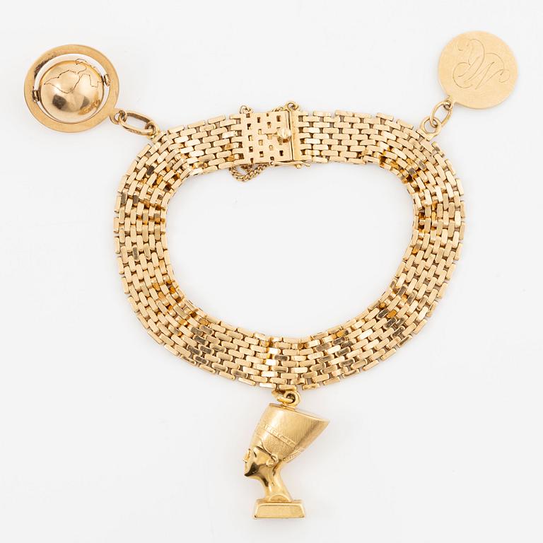 A bracelet with charms, 18K gold.