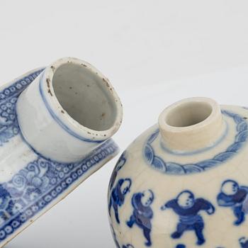 Ask med lock, två stycken, tedosa, samt vas, porslin. Kina, 1700/1900-tal.