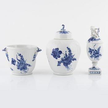 Mat- och kaffeservis, 86 delar, "Blå Blomst", Royal Copenhagen, Danmark.