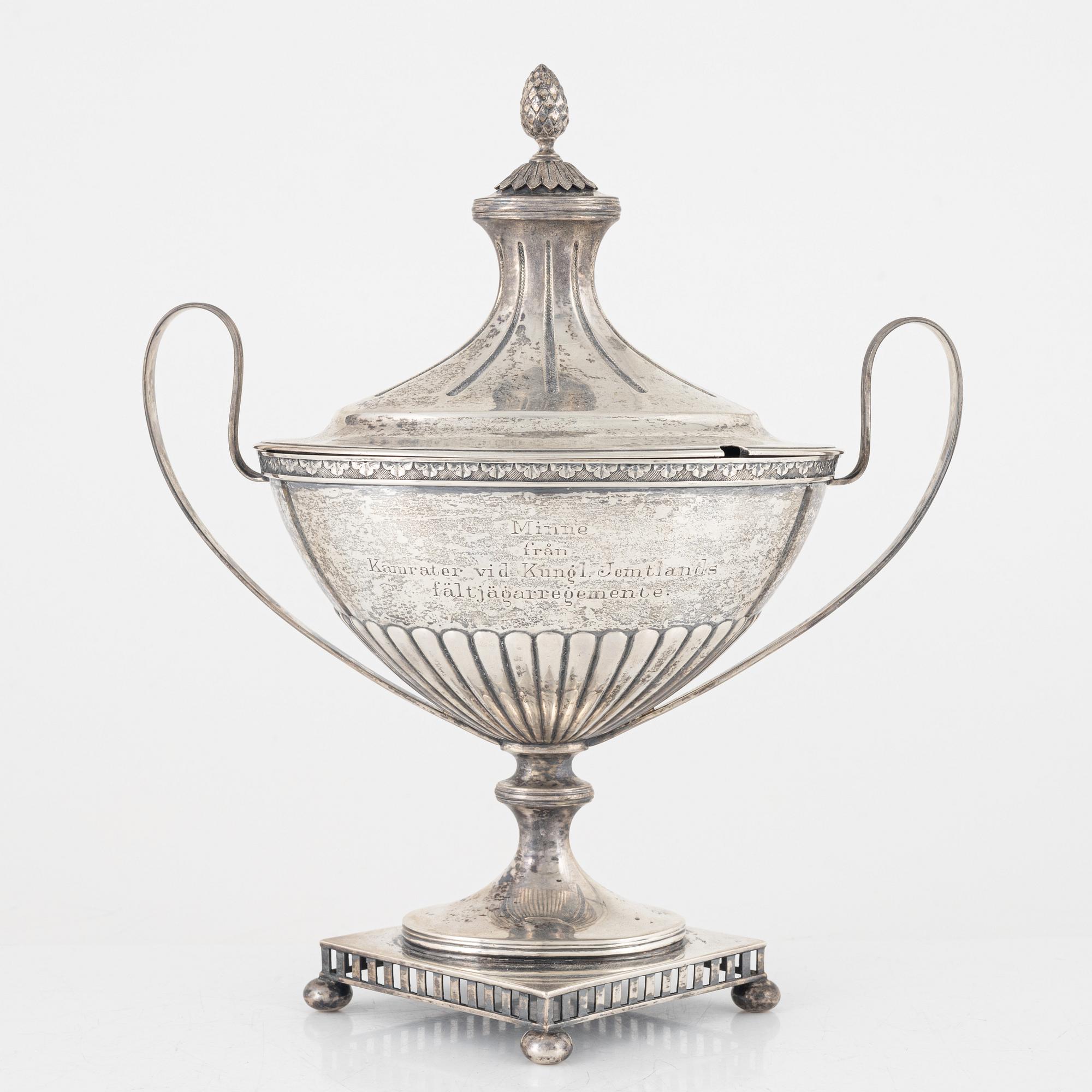 Carl Fredrik Carlman, sockerskål med lock, silver, sengustaviansk stil, Stockholm, 1904.