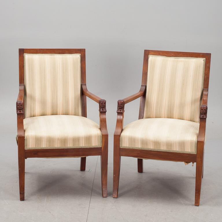 KARMSTOLAR, ett par. Empirestil. 1900-talets första hälft.