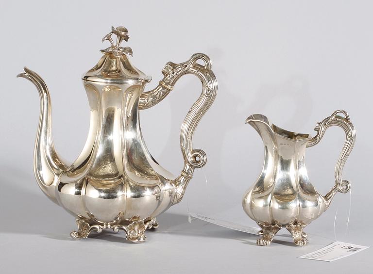 KAFFEKANNA SAMT GRÄDDKANNA, silver, nyrokoko, Christian Hammer, Stockholm 1858.