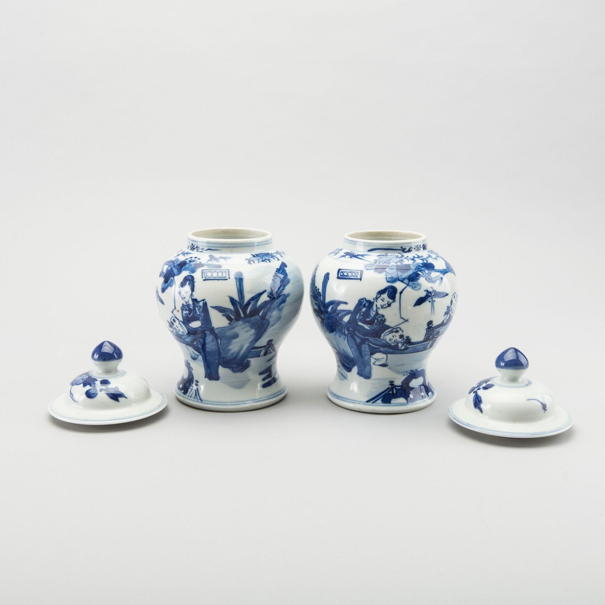 A PAIR OF CHINESE PORCELAIN  JAR WHIT COVER CA 1900.
