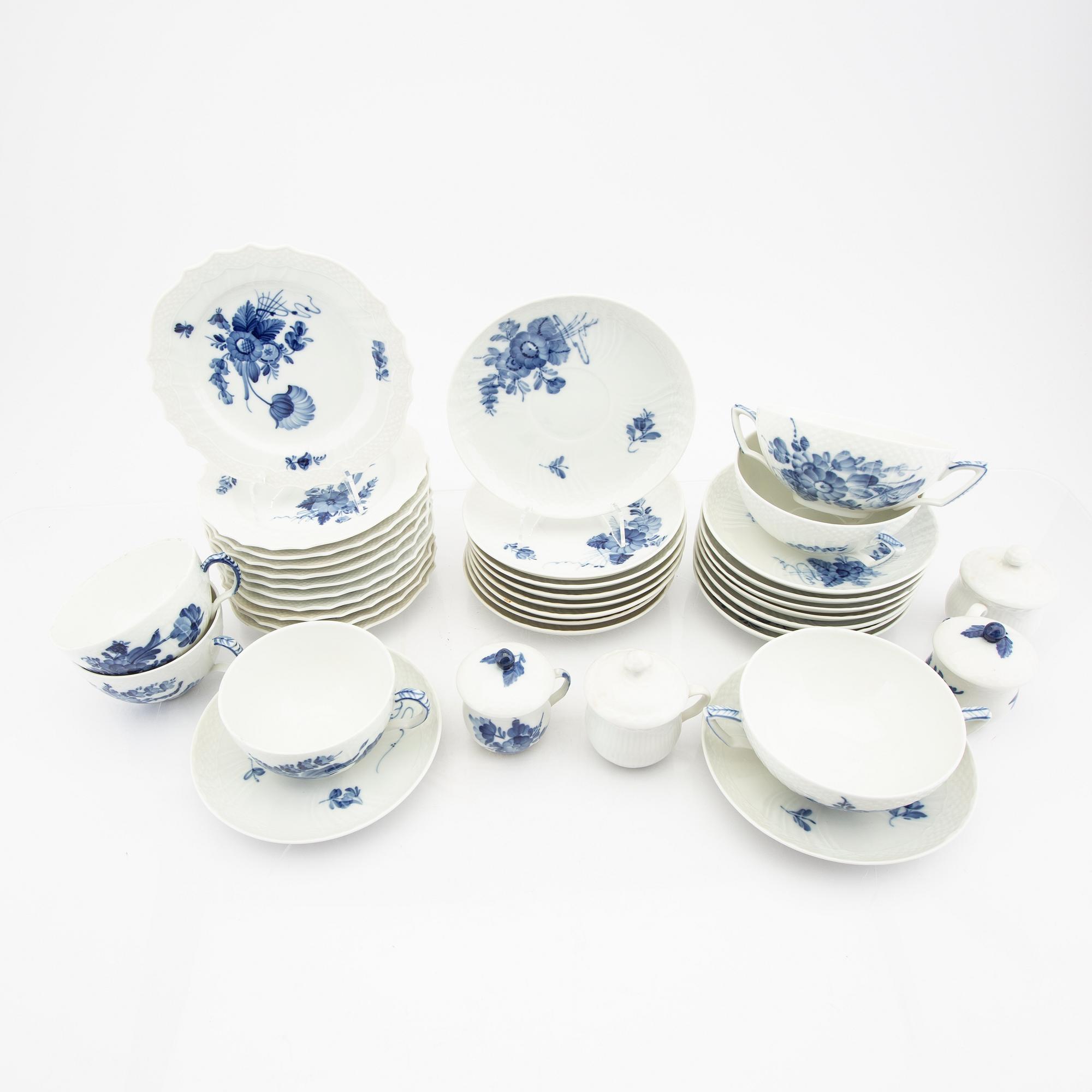 A 41 pcs Blå Blomst porcelain service Royal Copenhagen.