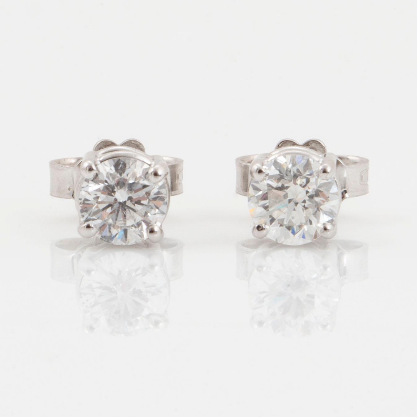 ENSTENSÖRHÄNGEN, med briljantslipade diamanter totalt ca 0,70 ct.
