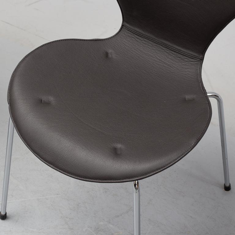 Arne Jacobsen, stolar, 4st, "Sjuan", Fritz Hansen, Danmark, 2000.