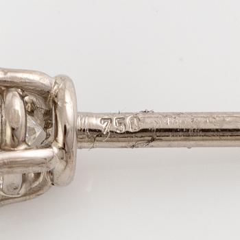 Örhängen, 18K vitguld med hjärtslipade diamanter totalt 0.60 ct. Medföljande GIA dossier.