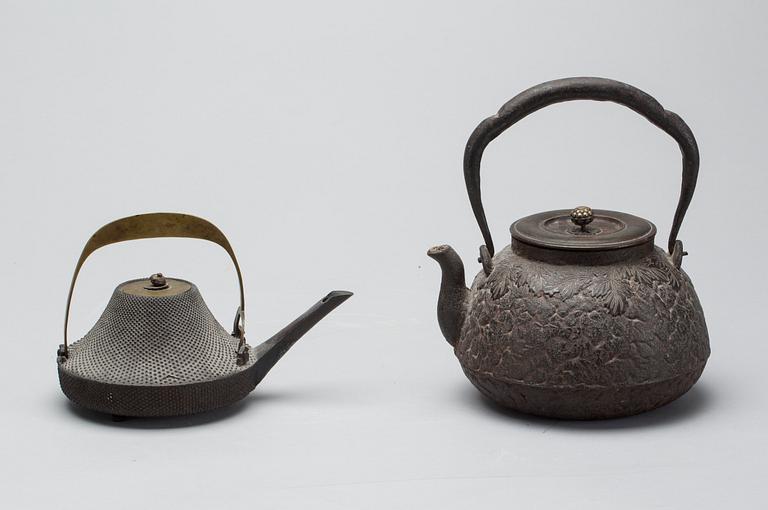TEKANNOR, 2 st, gjutjärn, Japan, 1800-/1900-tal.