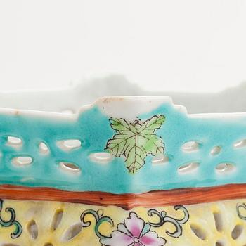 Lyktor, 2 st, porslin, Kina 1900-talets mitt.