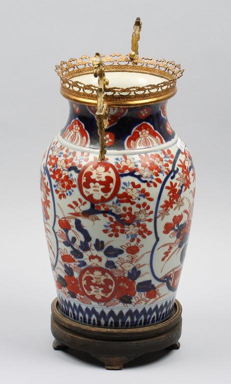 VAS, porslin och mässing, Kina, 1800-tal.