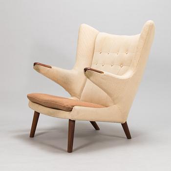 Hans J Wegner, fåtölj, "Bamse / Papa bear", AP-Stolen, Danmark, 1950-60-tal. Modellen formgiven år 1951.