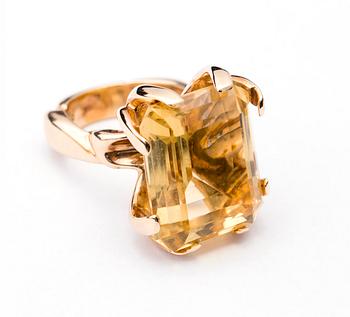 RING, 14 k guld med citrin ca 27 ct. Vikt ca 24, 5 g.