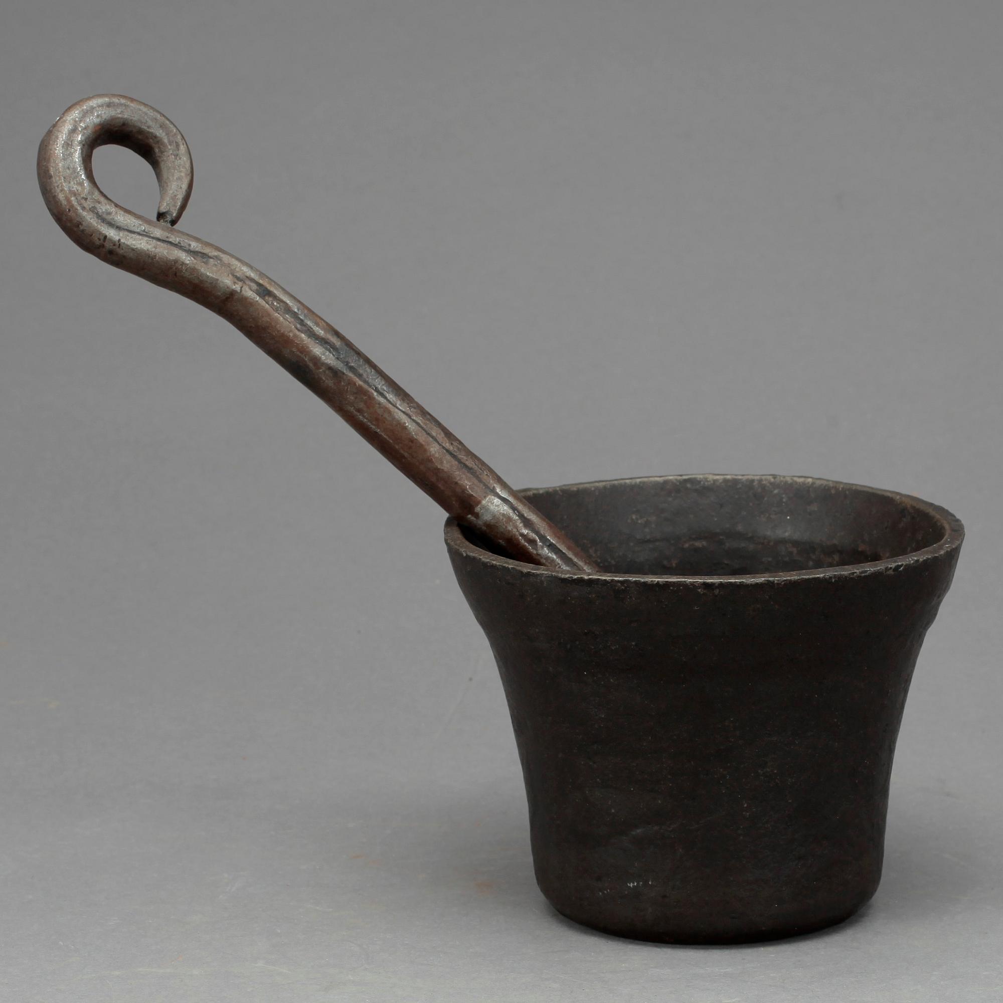 MORTEL med STÖT, malm, 1700-tal.