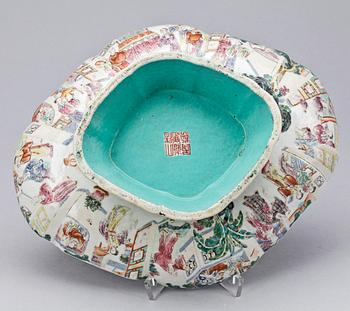 A famille rose Canton tazza, Qing dynasty, 19th Century.