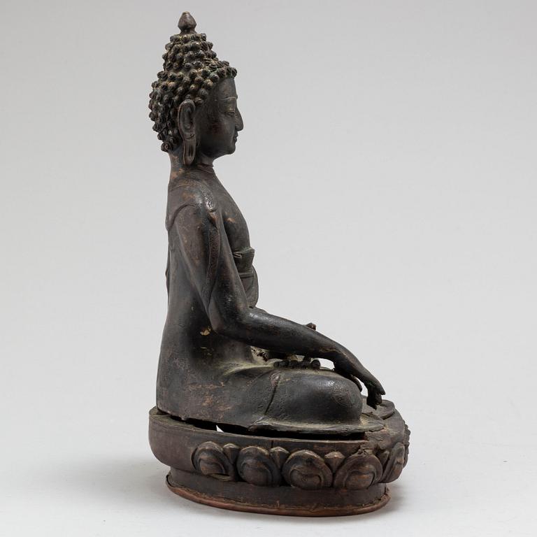 A Thai bronze buddha, 20th century.
