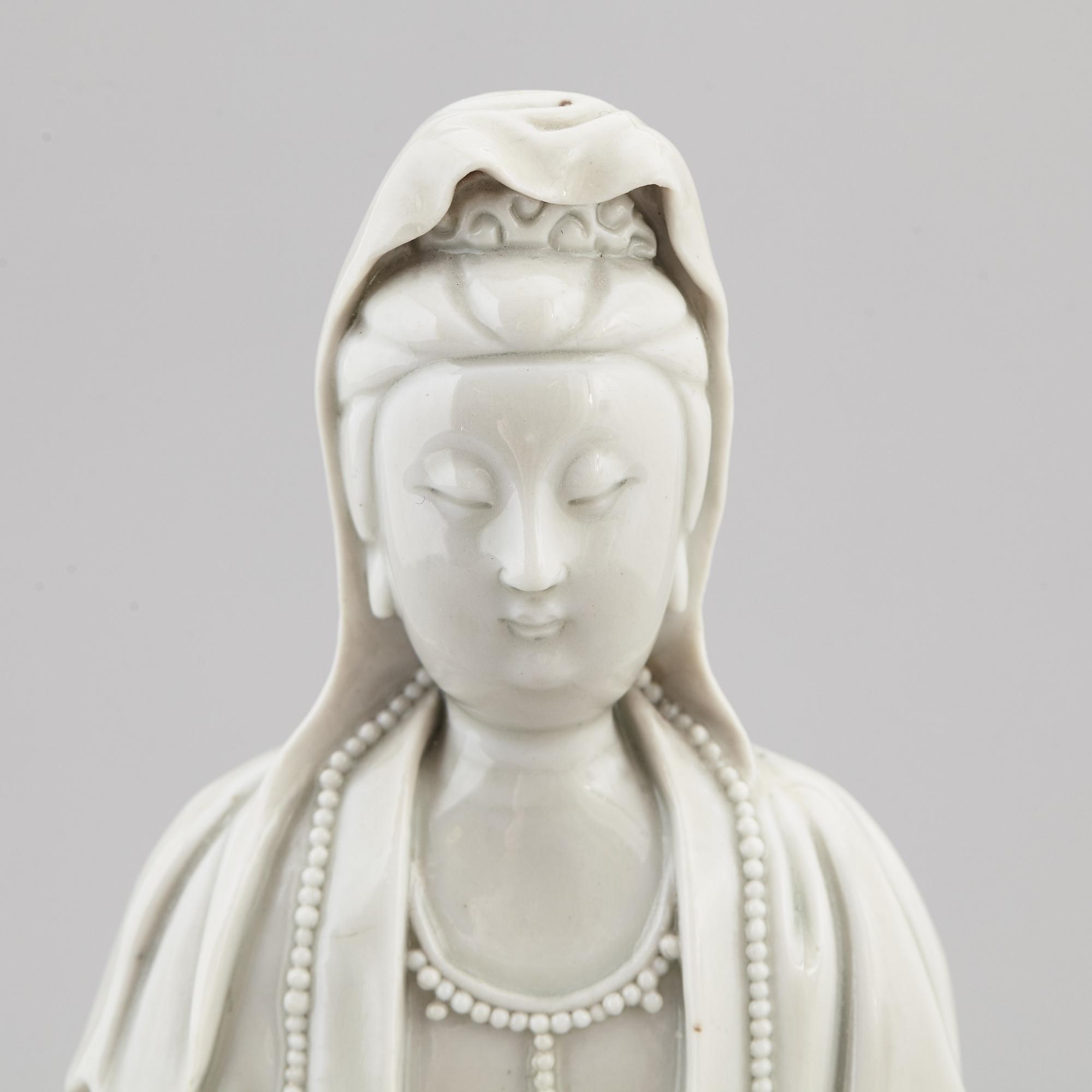 A blanc de chine figurine of a Guanyin, Qing dynasty, 19th century.