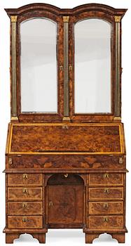 885. An English early 18th century walnut veneered and gilt bronze Bureau-Cabinet decorated with marquetry in première and contre partie on both sides of a cabinet door "LONDON THE XXV MAY ANNO 1716" under monogram SGB and Marquess's coronet.
