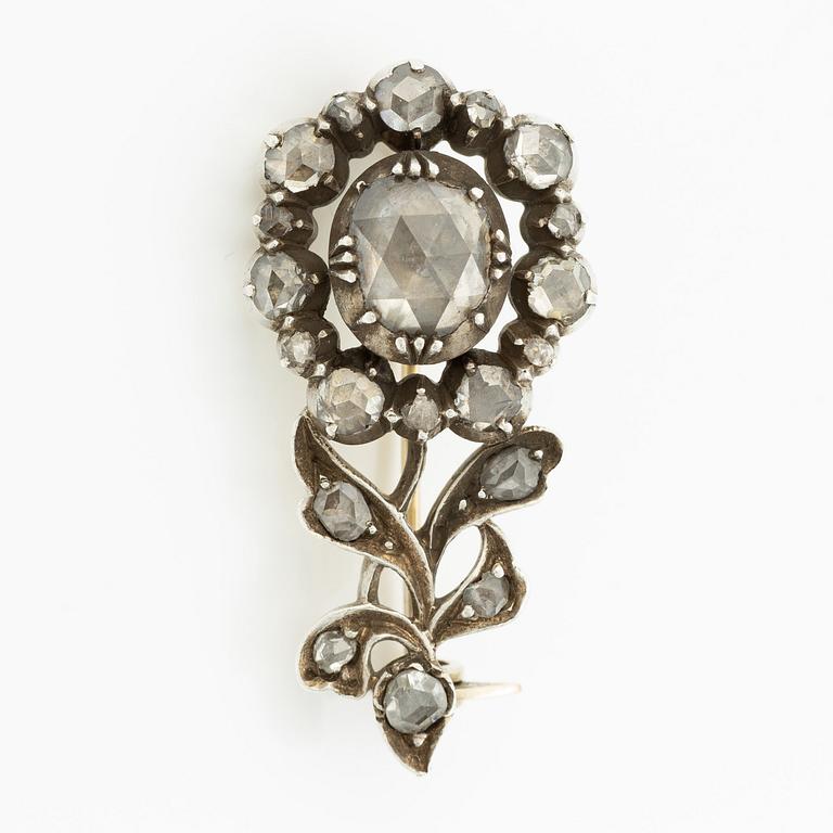 Brooch in silver set with rose-cut diamonds in the shape of a flower.