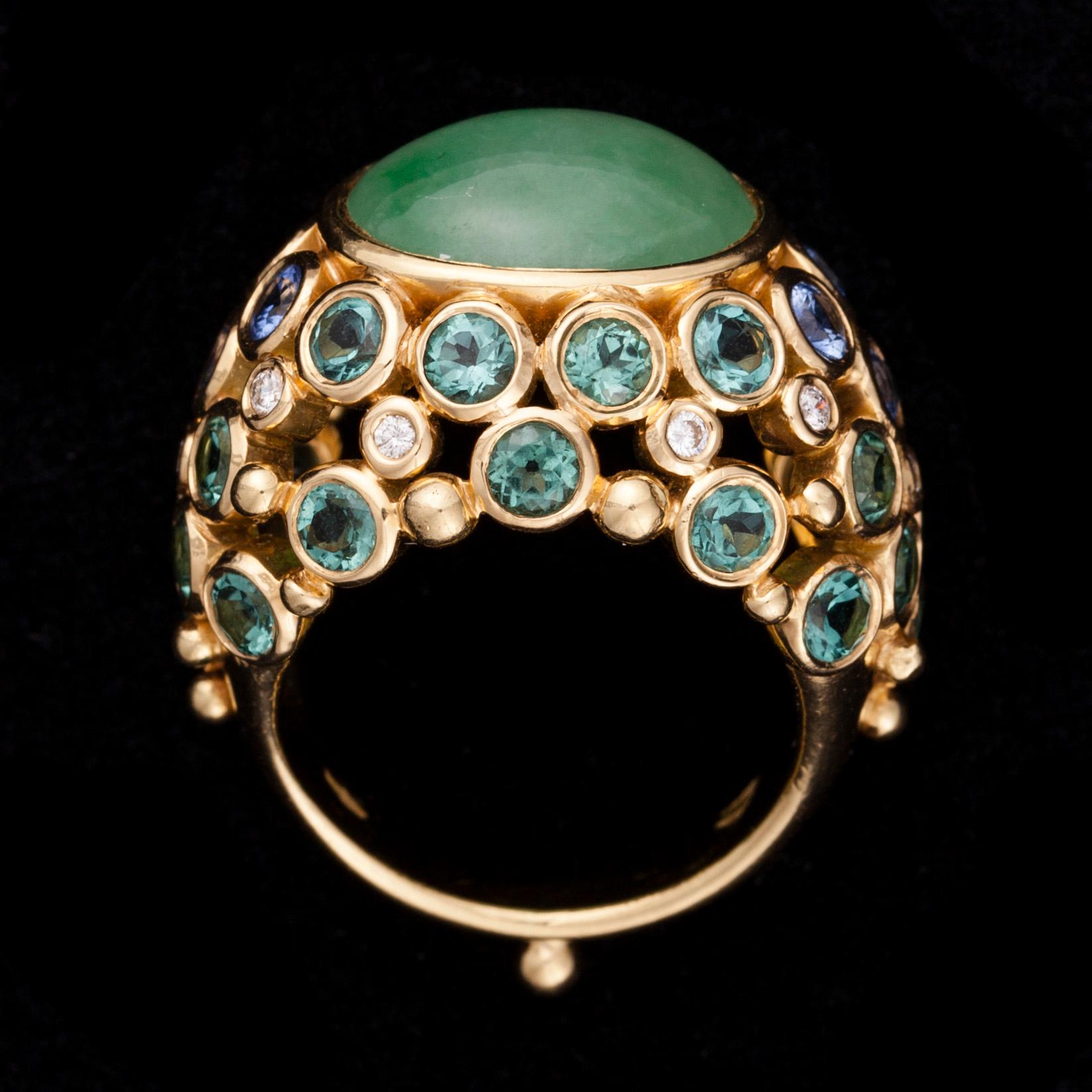 RING, 18K guld, cabochonslipad jadeit ca 8 ct, safirer, diamanter. Temple St. Claire, USA. Vikt 18,4 g.