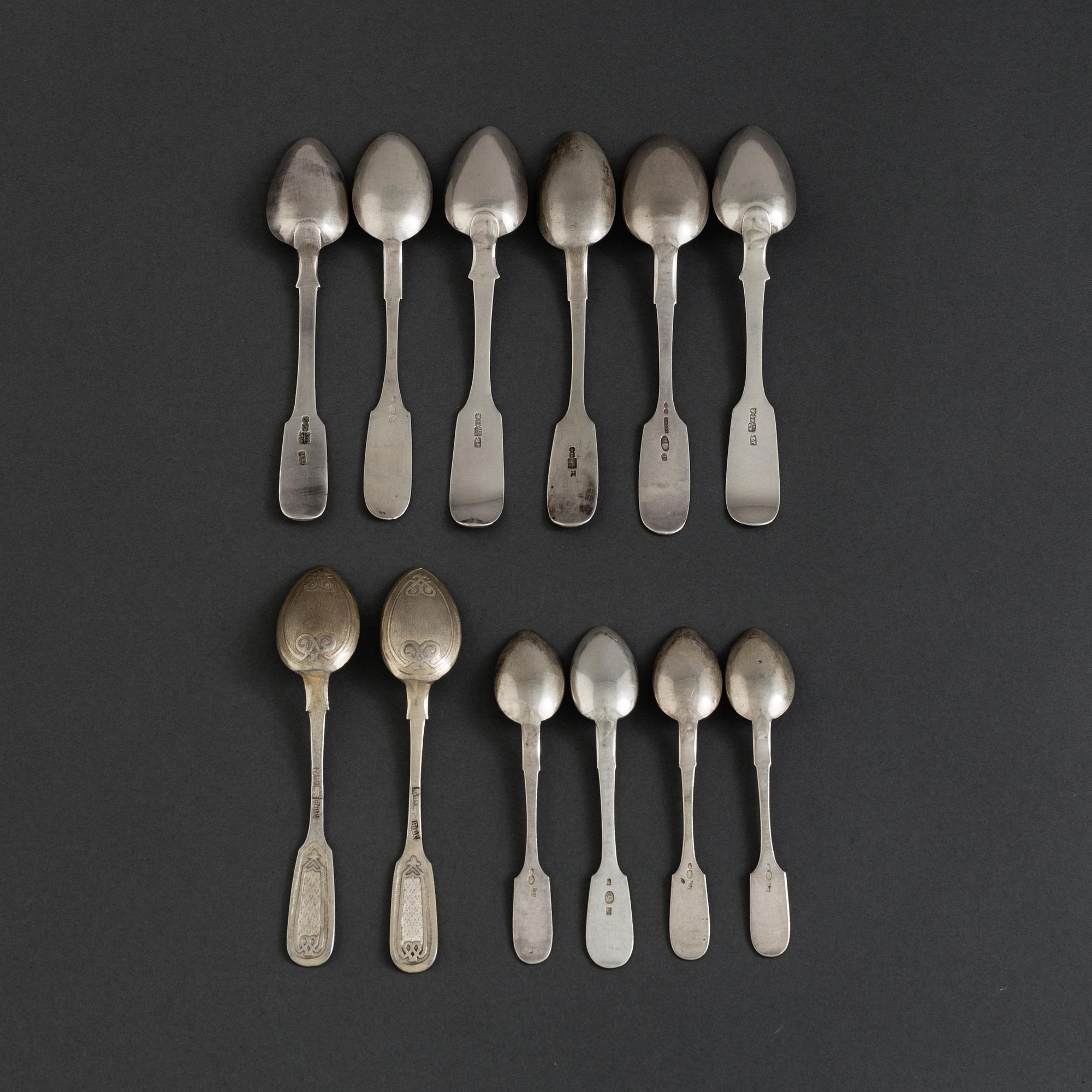 A mixed lot of twelve silver spoons, late 19th and early 20th century, Russia and Estland. 261 g.