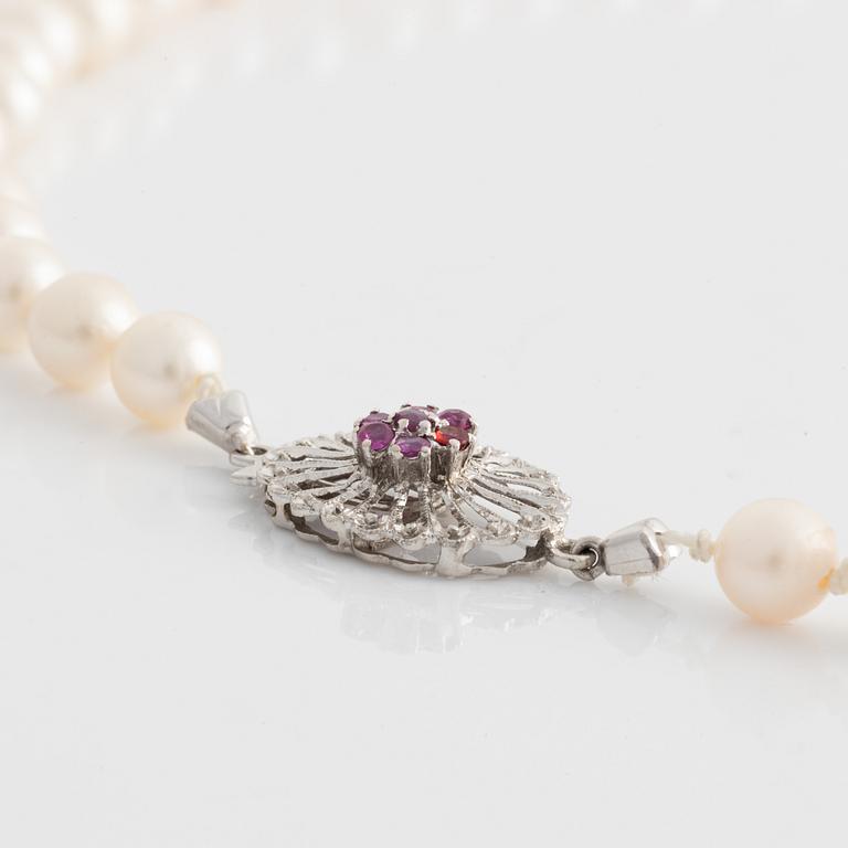 Pearl necklace, with cultured saltwater pearls, clasp in 18K white gold with pink sapphires.
