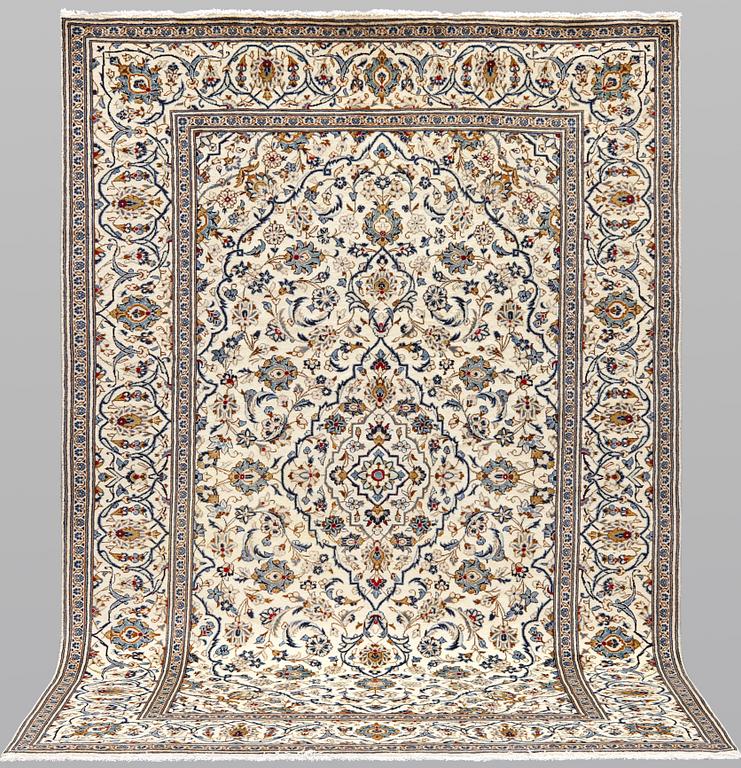 A Keshan carpet, approx. 306 x 193 cm.