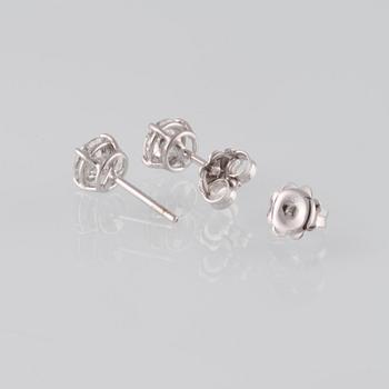 ÖRHÄNGEN, 18K vitguld med briljantslipade diamanter ca 1.83 ct. Vikt  2,1 gram.
