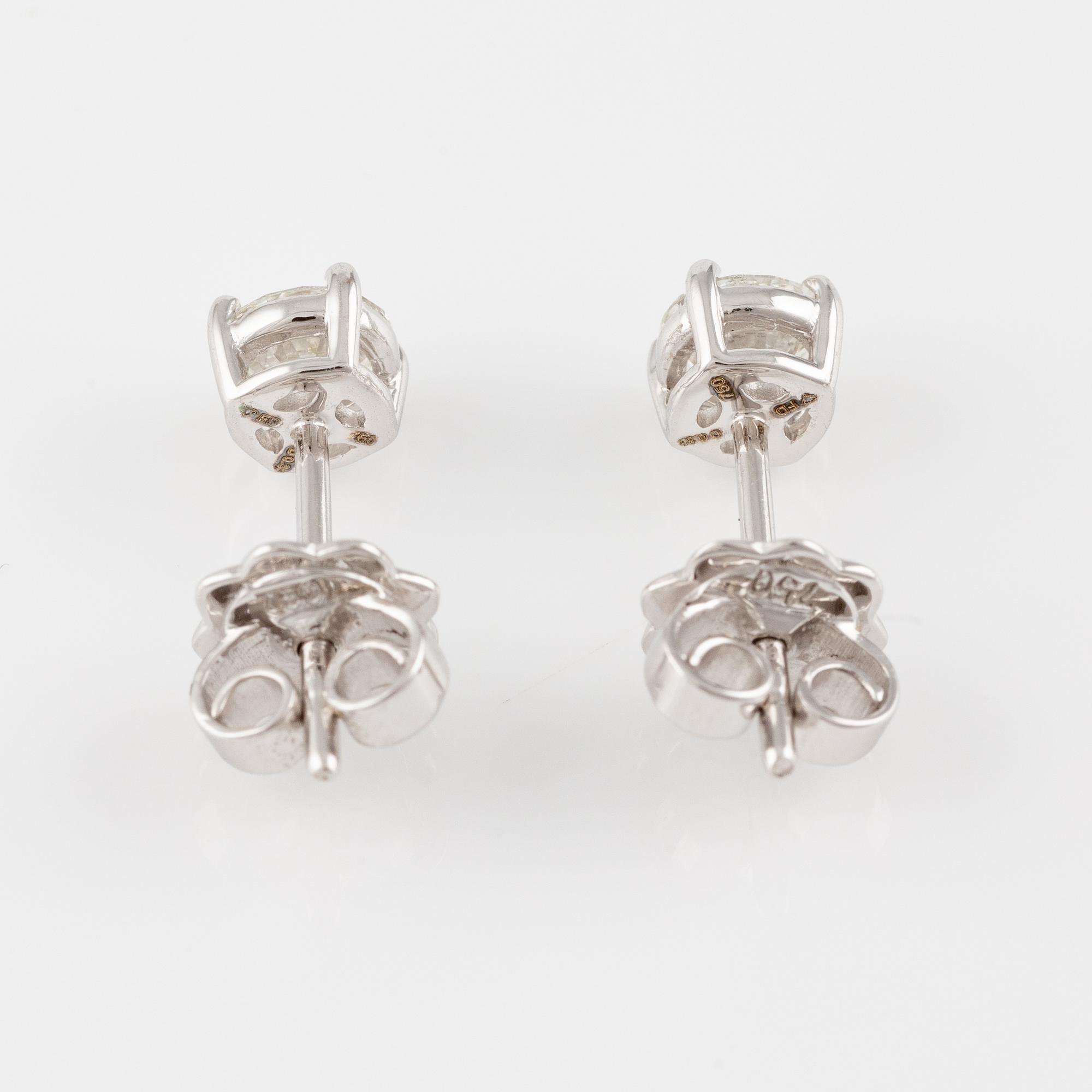 Örhängen med briljantslipade diamanter, medföljande GIA dossier.