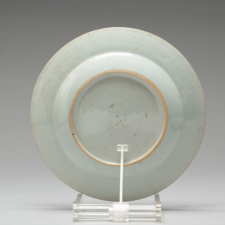TALLRIKAR, sex stycken, samt FAT, kompaniporslin. Qingdynastin, Qianlong (1736-95).