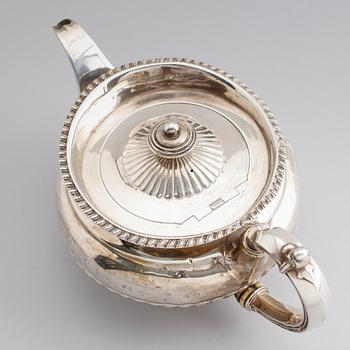TEKANNA, silver, Alice & George Burrows, London 1816. Vikt ca 685 gram.