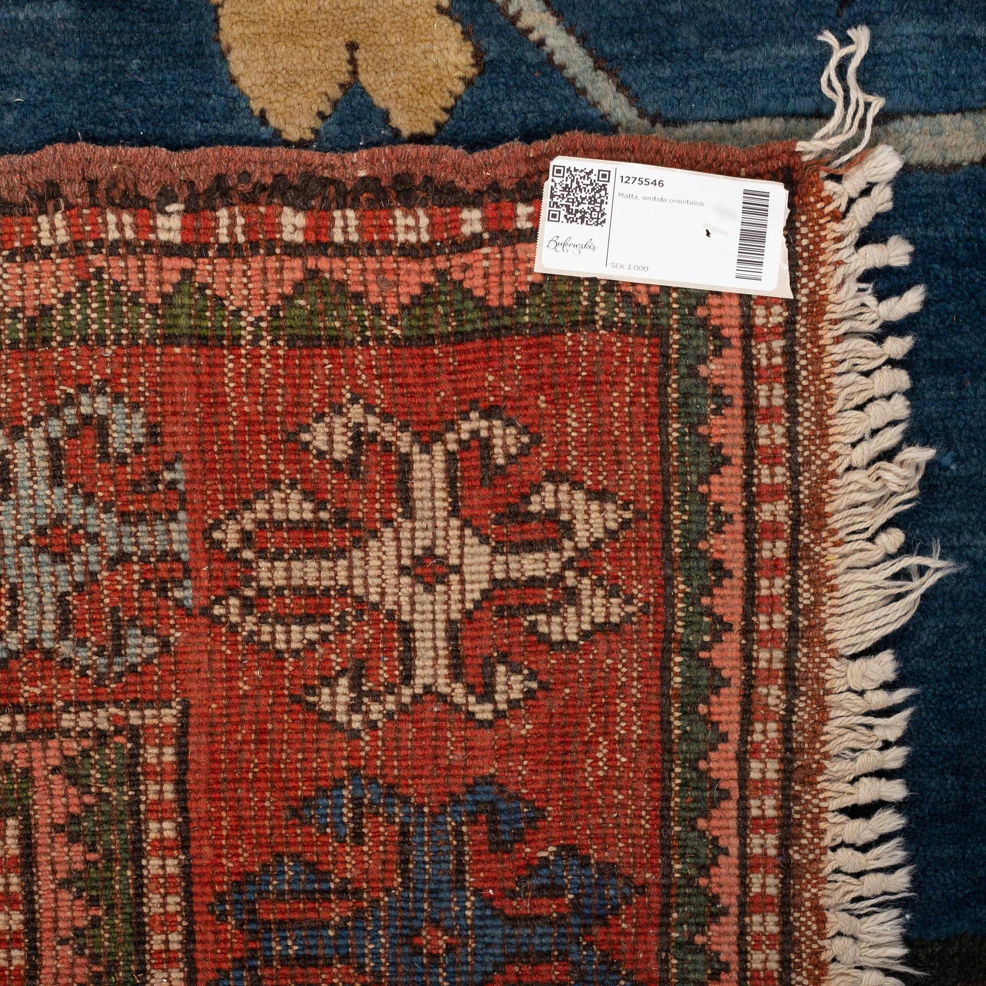 Matto, an Oriental, ca 302-307 x 181,5-194 cm (as well as 1-2 cm flat weave at the ends).