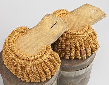 EPÅLETTER, två par, omkring år 1900.