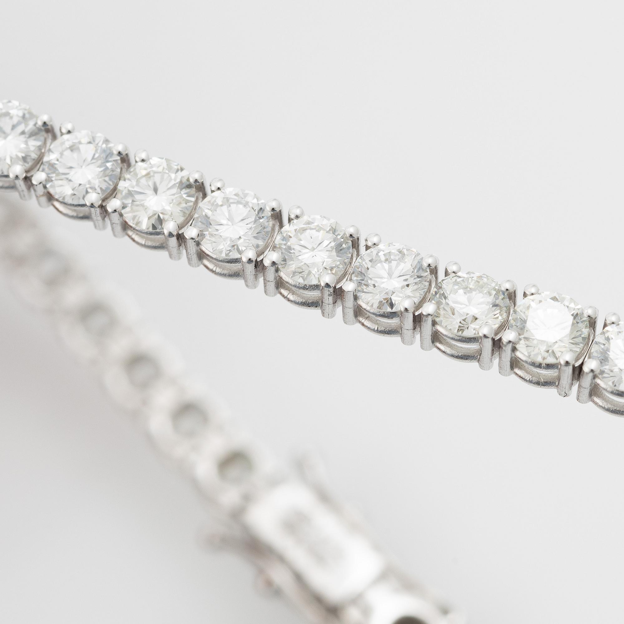 Tennis bracelet 18K white gold with round brilliant-cut diamonds, a total of 6.42 ct.