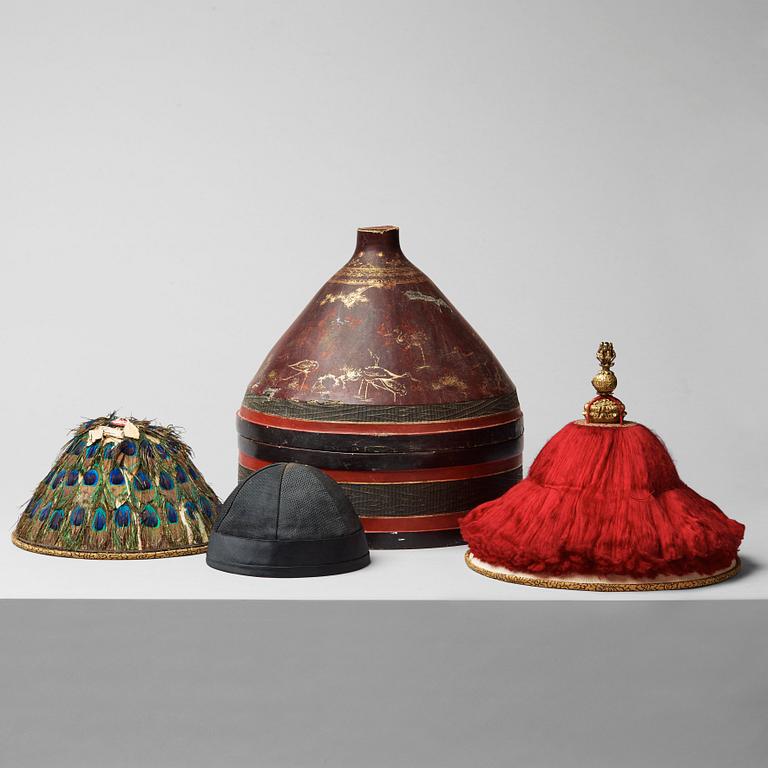 MANDARINHATTAR, 3 ST., I HATTASK. Kina, Qingdynastin, 1800-tal.